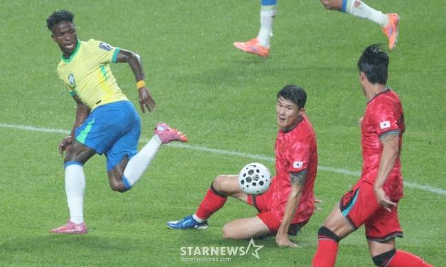 한국 축구 국가대표팀이 10일 서울월드컵경기장에서 브라질 대표팀과 친선경기를 벌였다. 김민재가 브라질 비니시우스의 돌파를 태클로 저지하고 있다. /사진=김진경 대기자.