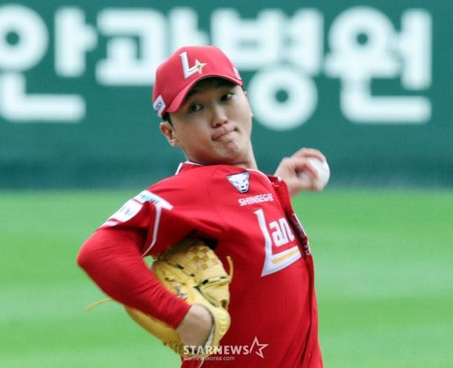 SSG 김건우가 11일 삼성과 준PO 2차전에서 역투를 펼치고 있다. /사진=강영조 선임기자