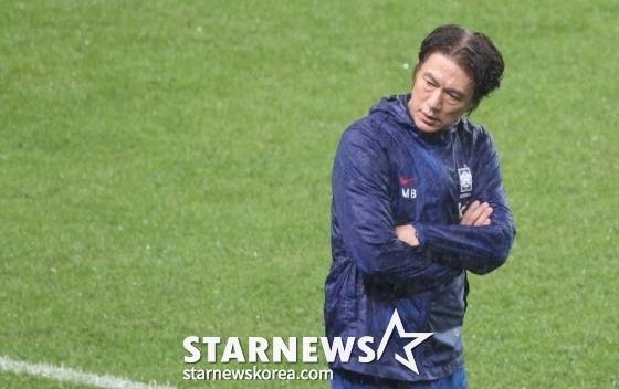 브라질과 10월 A매치 친선경기 중 홍명보 한국 축구대표팀 감독이 그라운드를 바라보고 있다. /사진=김진경 대기자