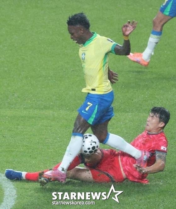 서울월드컵경기장에서 열린 10월 A매치 브라질전 중 비니시우스 주니오르(위)를 태클로 막아서는 김민재. /사진=김진경 대기자