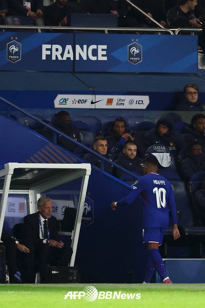 프랑스 대표팀 공격수 킬리안 음바페가 11일(한국시간) 프랑스 파리의 파르크 데 프랭스에서 열린 아제르바이잔과의 2026 국제축구연맹(FIFA) 북중미 월드컵 유럽 예선 3차전 도중 부상으로 교체된 뒤 라커룸으로 향하고 있다. /AFPBBNews=뉴스1
