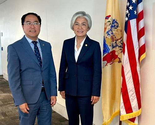 강경화 주미대사와 앤디 김 미 상원의원 (워싱턴=연합뉴스) 강경화 주미대사가 지난 9일 미국 의회의 앤디 김 상원의원을 만나 사진 촬영을 하고 있다. 2025.10.10 [주미대사관 제공. 재판매 및 DB 금지]