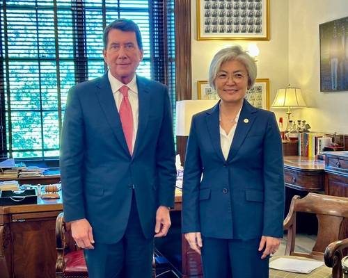 강경화 주미대사와 해거티 미 상원의원 (워싱턴=연합뉴스) 강경화 주미대사가 지난 9일 미국 의회의 빌 해거티 상원의원을 만나 사진 촬영을 하고 있다. 2025.10.10 [주미대사관 제공. 재판매 및 DB 금지]
