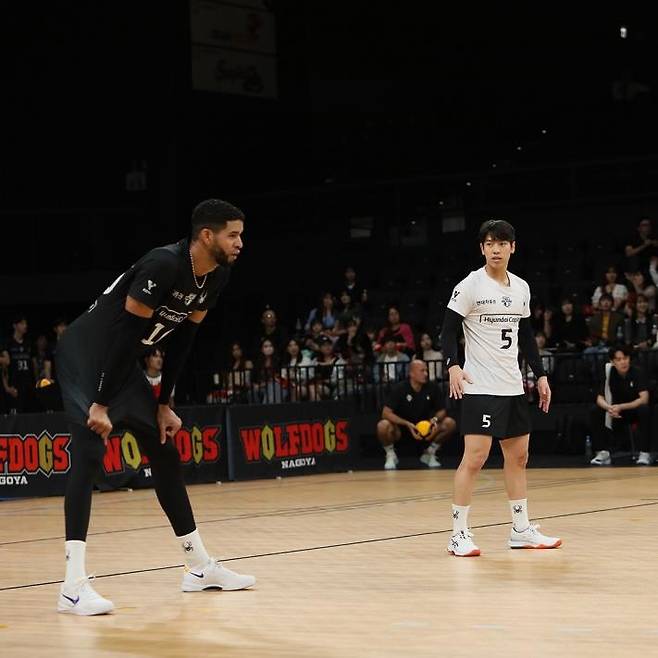 레오(왼쪽) 바라보는 현대캐피탈의 리베로 박경민 [현대캐피탈 배구단 제공. 재판매 및 DB 금지]