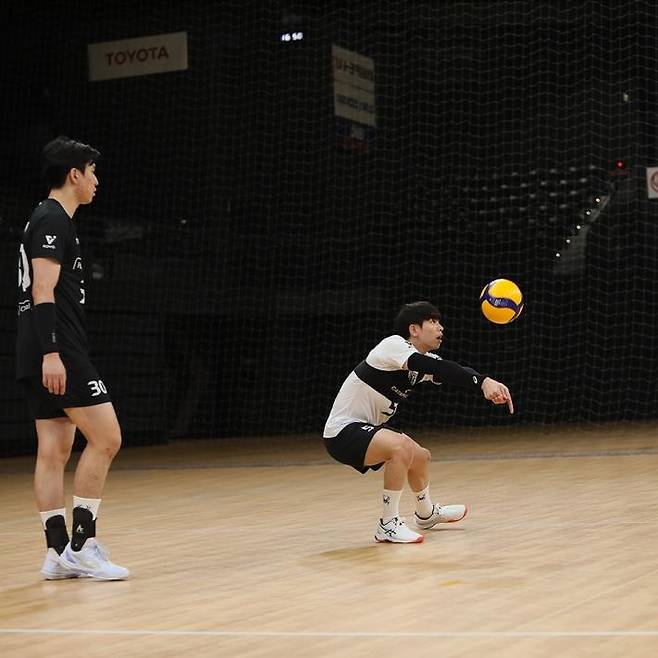 리시브하는 현대캐피탈의 리베로 박경민(중앙) [현대캐피탈 배구단 제공. 재판매 및 DB 금지]