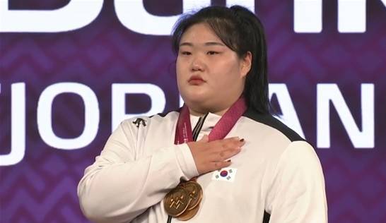 박혜정, 2025 세계역도선수권 우승 (서울=연합뉴스) 박혜정이 1일 노르웨이 푀르데에서 열린 2025 세계역도선수권대회 여자 86㎏ 이상급 경기에서 우승한 뒤, 시상식 가장 높은 곳에서 애국가를 듣고 있다. [국제역도연맹 페이스북 캡처. 재판매 및 DB 금지]