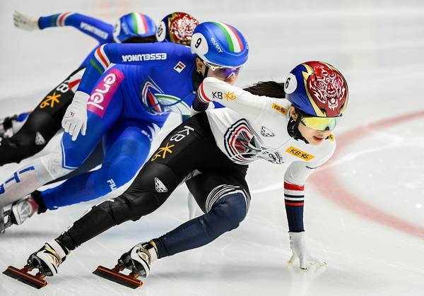 12일(한국시간) 캐나다 퀘벡주 몬트리올 모리스 리처드 아레나에서 열린 2025~2026 국제빙상경기연맹(ISU) 쇼트트랙 월드투어 1차 대회 여자 1천ｍ 준준결승전에서 김길리가 1위로 질주하고 있다. 2025.10.12 /AP=연합뉴스