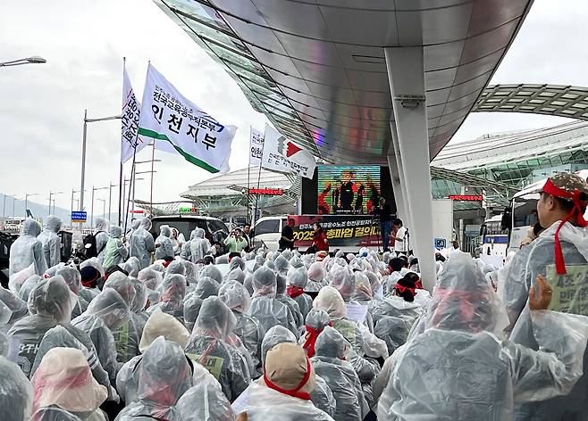 ▲&nbsp;지난 10일 인천 중구 인천공항 제1터미널에서 인천국제공항 자회사 소속 노동자들이 파업 10일 차 결의대회를 열고 있다. /연합뉴스