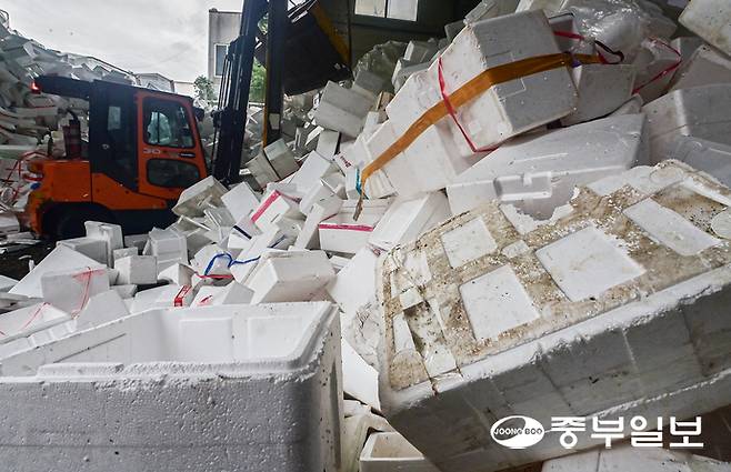 12일 오후 용인시 처인구 이동읍 공공재활용센터에서 관계자들이 추석 연휴 기간동안 쌓인 스티로폼을 처리하고 있다. 임채운기자
