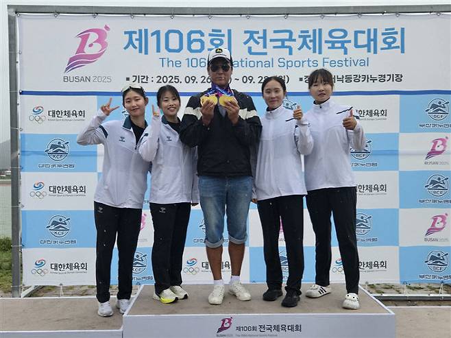 여자일반부 대전시체육회 카누팀(왼쪽부터 오지현, 오영서, 이수명 감독, 조신영, 김소현)이 시상식에 올라 기념 촬영을 하고 있다.(사진=대전시체육회 제공)