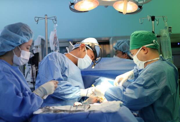 조선대병원 유방내분비외과 김유석 교수(가운데)가 수술을 집도하고 있다.