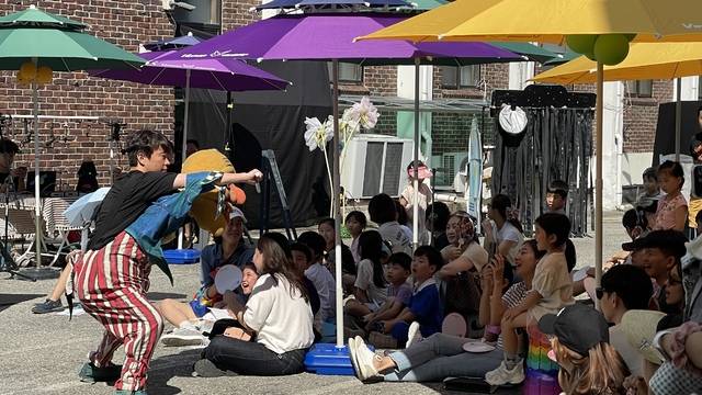 지난 11일 전주 차이나 거리에서 열린 제5회 전주 거리인형극제에서 넌버벌퍼포먼스 '홀리와 뚱이의 재밌는 외출'이 공연되고 있다. /사진=전현아 기자