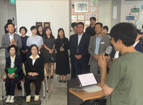 <당신의 봄을 함께> 전시를 기획한 최수환(오른쪽) 작가가 3.15의거 희생자 유족들 등 관계자들에게 전시를 설명하고 있다. /주성희 기자