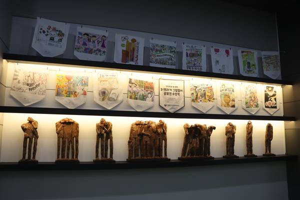 <당신의 봄을 함께> 중 감성빈 작가의 '슬퍼하는 사람들'. /주성희 기자