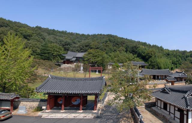 사육신 박팽년의 후손들이 모여 사는 묘골 마을, 육신사로 향하는 길 좌우로 한옥들이 늘어서 있어 옛 정취를 더한다.