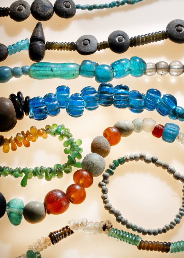 통일신라와 고려, 조선의 유리구슬 유물. 복천박물관 제공