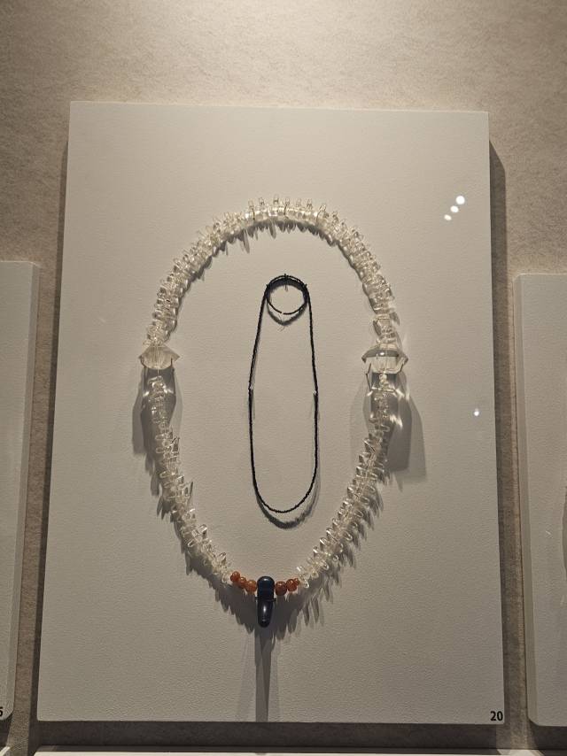 크리스털과 유리구슬을 사용한 변한의 유물. 보물로 지정돼 있다. 김효정 기자