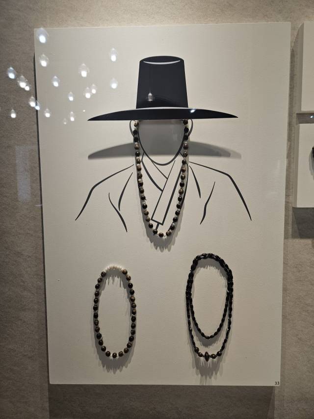 유리구슬로 멋을 낸 곽재우 장군의 갓끈은 보물로 지정돼 있다. 김효정 기자