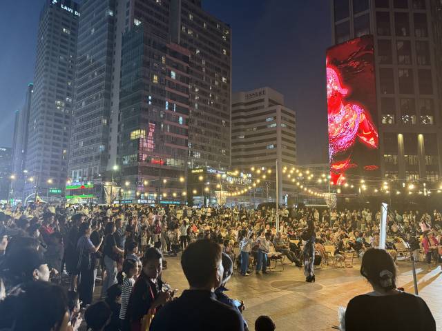 지난 10~11일 부산 해운대구 해운대스퀘어와 해운대해수욕장 등에서 열린 ‘해운대 별, 바다 과학축제’를 찾은 방문객들이 공연을 관람하고 있다. 해운대구청 제공