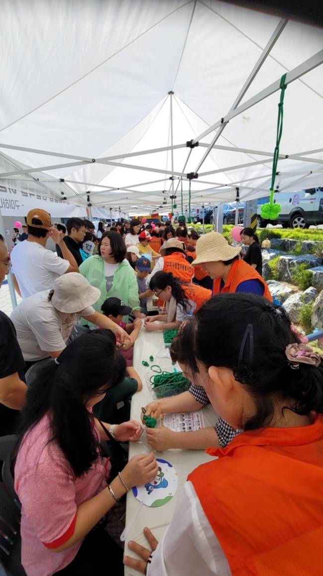 ▲ 시민들이 '구미시 행복 온(溫/ON) 마을 만들기' 행사에서다양한 체험 을 하고있다. 이봉한기자