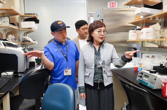 양금희 경북도 경제부지사가 지난 2일 미국 샌디에이고 솔크연구소를 방문해 뇌과학 연구시설을 둘러보고 있다. 경북도 제공.