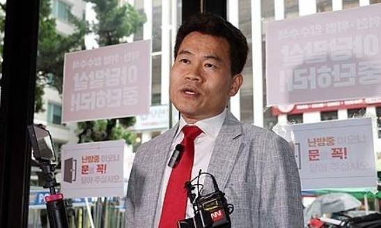 윤석열 전 대통령의 계엄 및 탄핵 사태 이후 국민의힘이 길을 잃자 종교인과 유튜버가 보수정치 전면에 나서는 비정상적 결과가 초래됐다. 사랑제일교회 전광훈(위) 목사와 한국사 강사 출신의 유튜버 전한길씨. 연합뉴스.