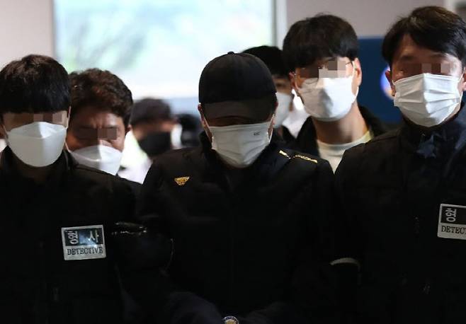 가정폭력 신고를 한 아내를 흉기로 살해한 50대 남성 A씨가 2022년 10월 6일 대전지방법원 서산지원에서 열린 구속 전 피의자 심문(영장실질심사)을 받기 위해 법정으로 들어가고 있다. (사진=연합뉴스)