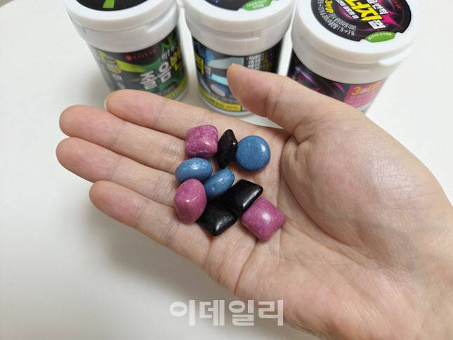 졸음번쩍껌 3종(오리지널·울트라파워·에너지껌). 각각 검정·파랑·보라색 알갱이로 구성돼 있다. (사진=한전진 기자)
