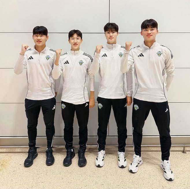 네덜란드 PSV에인트호번으로 연수를 떠나는 전북현대 U18팀 선수들. 왼쪽부터 한승민, 이서율, 박도현, 최건민. 사진=전북현대