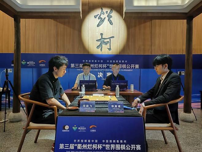 신진서 9단(오른쪽)과 당이페이 9단이 대국을 벌이고 있다.(사진 한국기원 제공)