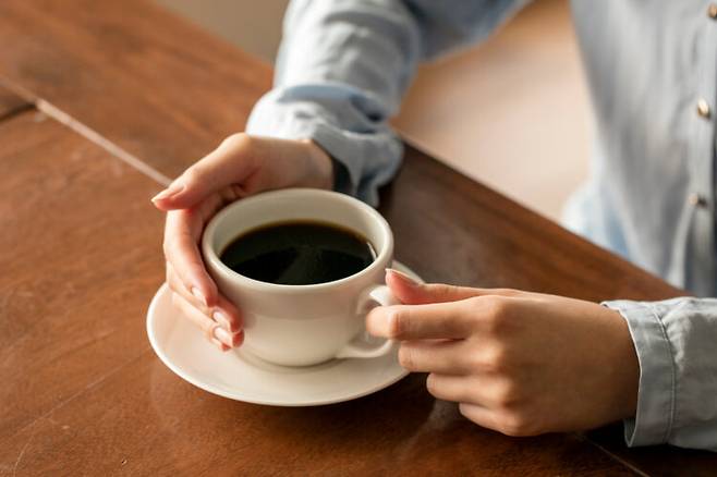 커피를 식사를 마치자마자 바로 마시면 위산 분비를 촉진하고, 철분 흡수를 방해하는 등 건강에 안 좋은 영향을 미칠 수 있다. 사진=클립아트코리아