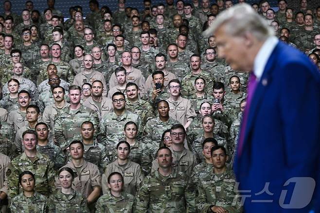 카타르 알 우데이드 미국 공군기지를 찾은 도널드 트럼프 미 대통령. 2025.05.15 ⓒ AFP=뉴스1 ⓒ News1 류정민 특파원
