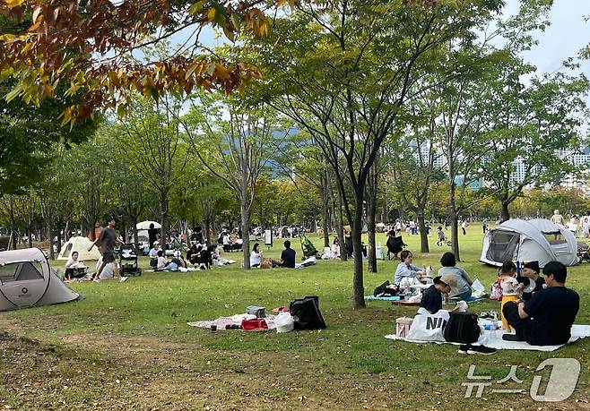 12일 부산시민공원 잔디광장에서 시민들이 나들이를 즐기고 있다.2025.10.12/뉴스1 ⓒ News1 장광일 기자