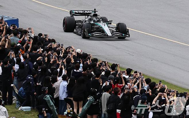 메르세데스-AMG 페트로나스 소속 F1드라이버 발테리 보타스가 12일 오후 경기 용인시 에버랜드 AMG 스피드웨이에서 열린 쇼런 행사 ‘피치스 런 유니버스 2025’에서 메르세데스-AMG F1 W13 E 퍼포먼스를 타고 서킷을 질주하고 있다. 2025.10.12/뉴스1 ⓒ News1 구윤성 기자