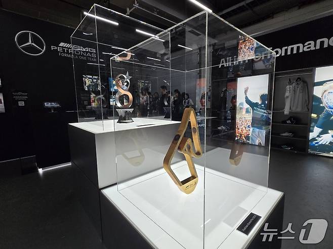 12일 오후 경기 용인 에버랜드 AMG 스피드웨이에 설치된 메르세데스-AMG 페트로나스 포뮬러1(F1)팀의 피트인을 재현한 전시관에 팀 소속 발테리 보타스 선수가 F1 오스트리아 그랑프리(2020), 튀르키예 그랑프리(2021)에서 들어 올린 우승 트로피가 전시된 모습. 2025.10.12/뉴스1 김성식 기자