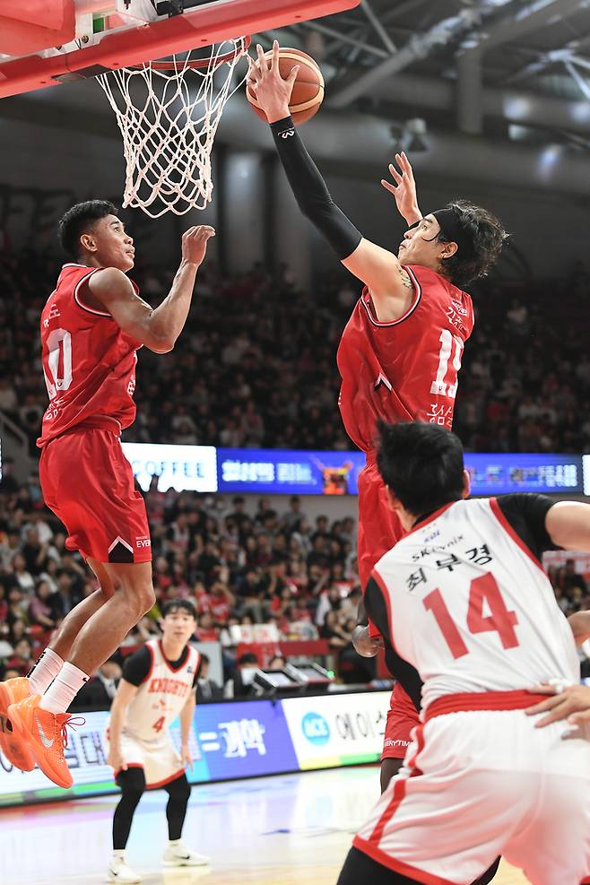 안양 정관장 김종규(오른쪽)가 11일 안양 정관장 아레나에서 열린 2025~2026 LG전자 프로농구 정규리그 서울 SK와 경기에서 리바운드를 잡고 있다. 사진 | KBL