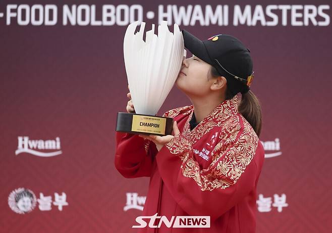 12일 경기도 용인 88컨트리클럽(파72)에서 열린 KLPGA 투어 K-푸드 놀부·화미 마스터즈 정상에 오른 홍정민이 기념 촬영 포즈를 취하고 있다. /사진=손진현 기자