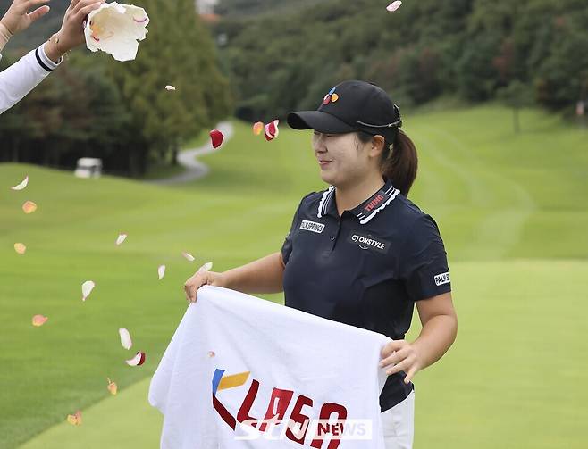 12일 경기도 용인 88컨트리클럽(파72)에서 열린 KLPGA 투어 K-푸드 놀부·화미 마스터즈 정상에 오른 홍정민이 기념 촬영 포즈를 취하고 있다. /사진=손진현 기자