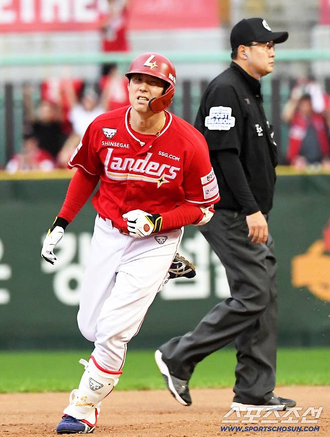 올 시즌 부상 여파로 부진했던 기억을 가을야구 무대 마지막 타석에서 한방에 날려버린 순간.