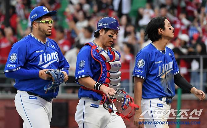 준PO 2차전 9회말 SSG 김성욱에게 끝내기 홈런을 허용한 삼성 후라도와 강민호가 아쉬워하고 있다. 인천=박재만 기자 pjm@sportschosun.com