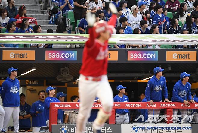 준PO 2차전 9회말 SSG 김성욱의 끝내기 홈런 순간 삼성 벤치는 파울이 되길 바랐다. 인천=정재근 기자