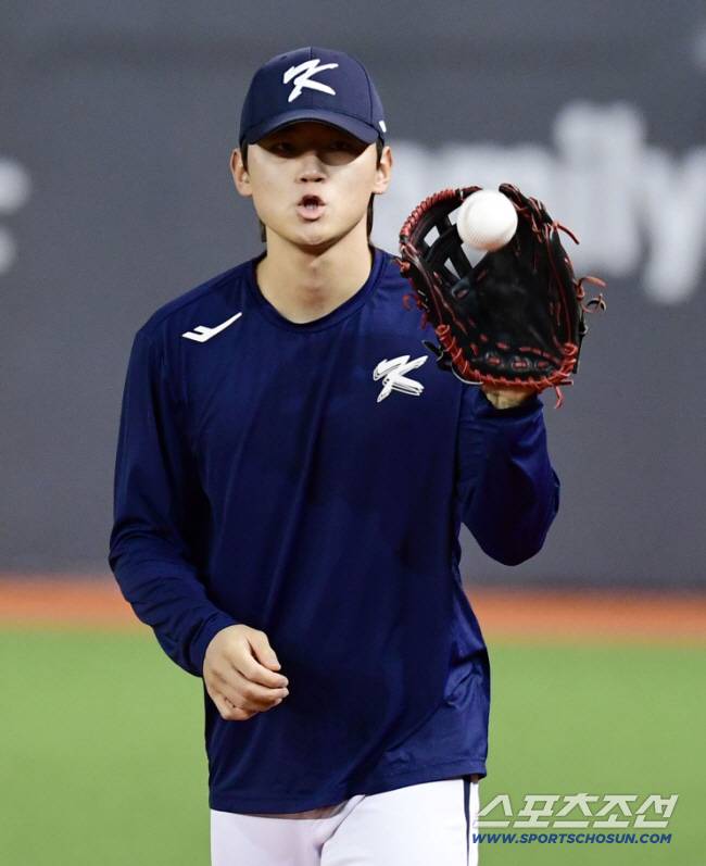 15일 프리미어12 야구대표팀이 대만 타이베이돔에서 일본과 경기를 갖는다. 수비 훈련을 하고 있는 김도영. 타이베이(대만)=송정헌 기자songs@sportschosun.com/2024.11.15/