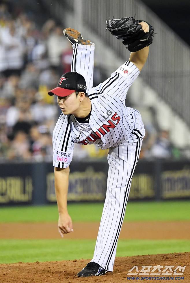 30일 잠실구장에서 열린 LG 트윈스와 두산 베어스의 경기. LG 김영우가 역투하고 있다. 잠실=박재만 기자 pjm@sportschosun.com/2025.09.30/