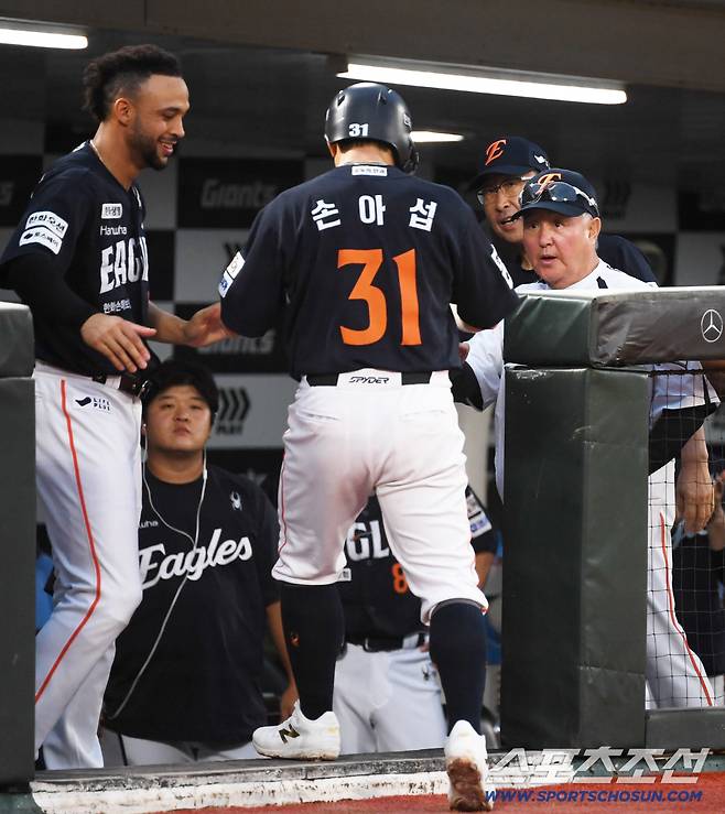 10일 부산 사직구장에서 열린 롯데 자이언츠와 한화 이글스의 경기. 한화 김경문 감독이 득점한 손아섭을 반기고 있다. 부산=박재만 기자 pjm@sportschosun.com/2025.09.10/