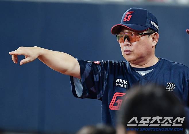 3일 수원 케이티위즈파크에서 열린 KT와 롯데의 경기. 9회말 1사 1. 2루. 중견수를 교체하고 있는 롯데 김태형 감독. 수원=송정헌 기자songs@sportschosun.com/2025.09.03/