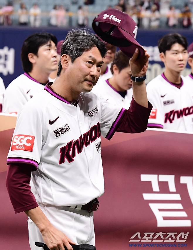 30일 서울 고척돔에서 열린 KBO리그 키움과 SSG의 경기. 경기 종료 후 올 시즌을 마친 키움 선수들이 팬들에게 인사를 했다. 팬들에게 인사하는 설종진 감독. 고척=송정헌 기자songs@sportschosun.com/2025.09.30/