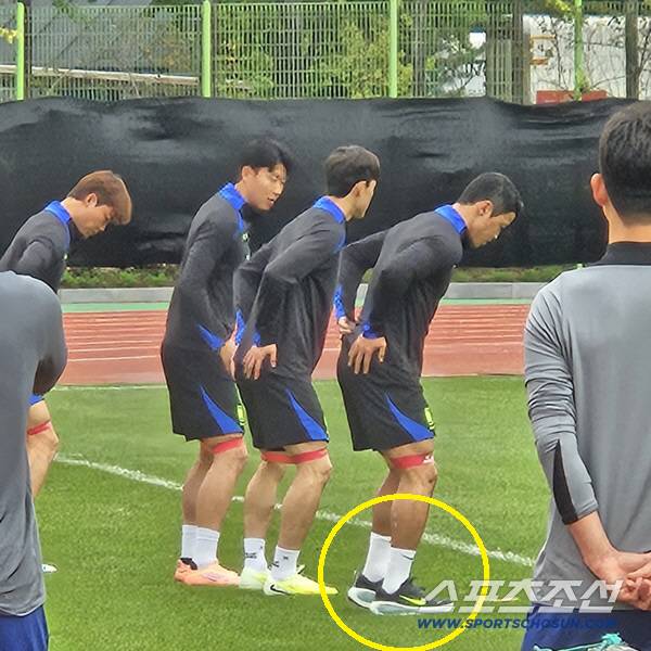 손흥민, 이재성과 나란히 서서 스트레칭 중인 황희찬. 26명의 선수 중 유일하게 운동화를 신었다. 사진(고양)=윤진만 기자