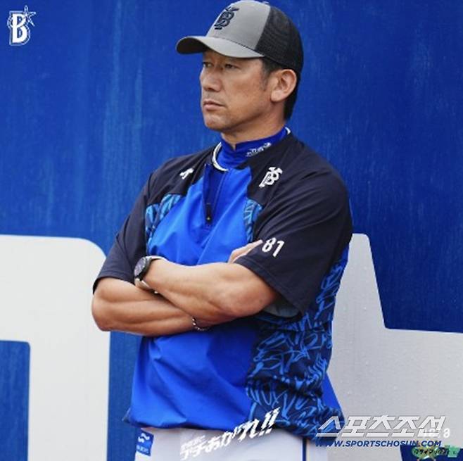 미우라 감독이 경기 전 훈련을 지켜보고 있다. 미우라 감독은 이번 시즌이 끝나면 팀을 떠난다. 사진캡처=요코하마 베이스타즈 SNS