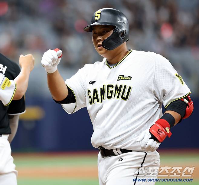 1일 고척스카이돔에서 열린 2025 KBO 퓨처스리그 챔피언결정전 상무와 KT의 경기, 3회말 2사 1루 상무 한동희가 안타를 치고 기뻐하고 있다. 고척=허상욱 기자wook@sportschosun.com/2025.10.01/