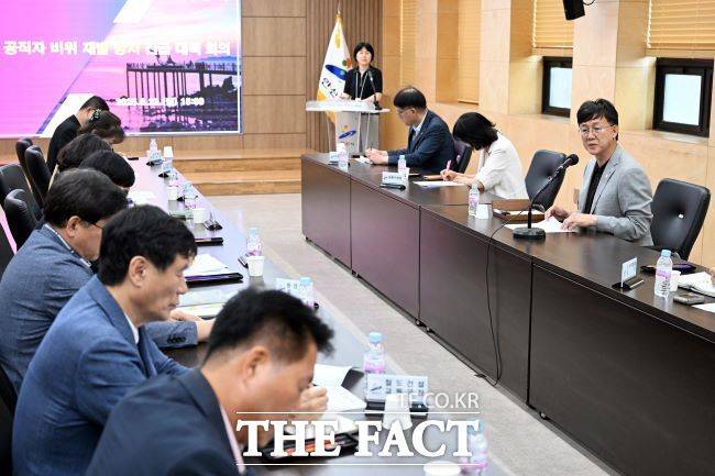 지난 6월 이민근 안산시장이 공직자 비위 의혹 재발 방지 긴급 대책회의를 열고 대시민 사과를 하고 있다. /안산시